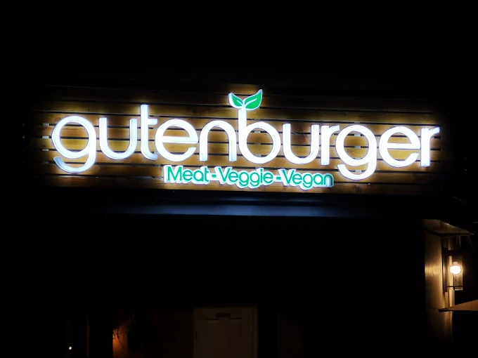 Realisierter und beleuchteter Gutenburger Schriftzug bei Nacht